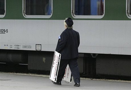 Ruíme slevu na cestu do Prahy, oznámily eské dráhy. Respektive potichu vymazaly takzvanou akviziní slevu, která umoovala koupit si jízdenku do vlaku mezi obma msty za výhodných 175 korun.